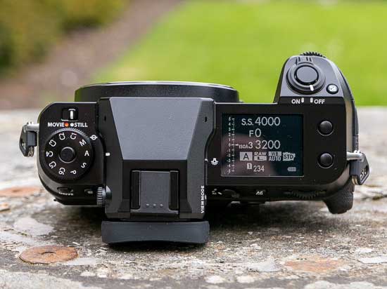 Fujifilm GFX 100S II giữ lại màn hình phụ đơn sắc E-ink 1,8 inch ở mặt trên thân máy