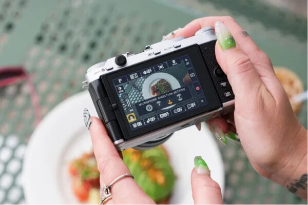 Điều đầu tiên gây ấn tượng ở Fujifilm X-M5 chính là kích thước cực kỳ nhỏ gọn