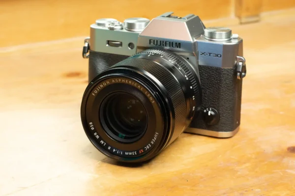 Về mặt kết nối, Fujifilm X-T30 II được trang bị đầy đủ các cổng cần thiết