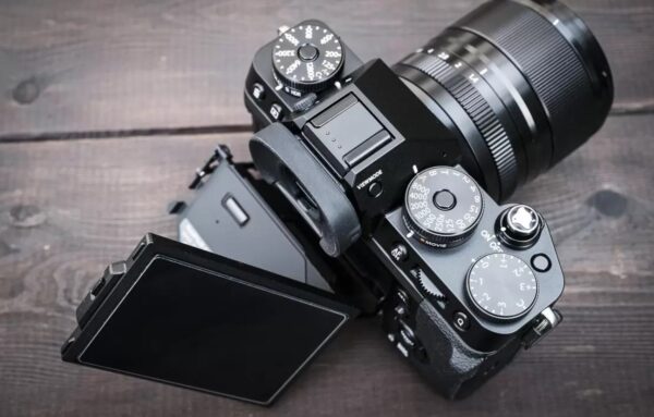 Fujifilm X-T5 trang bị hai khe thẻ SD chuẩn UHS-II