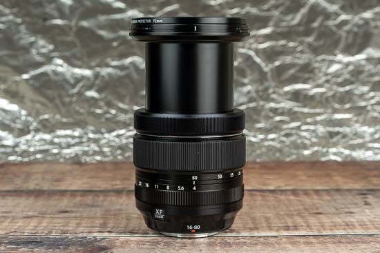 Hậu tố WR (Weather Resistant) trong tên ống kính cho biết Fujifilm XF 16-80mm được niêm phong chống bụi và độ ẩm tại 10 vị trí khác nhau