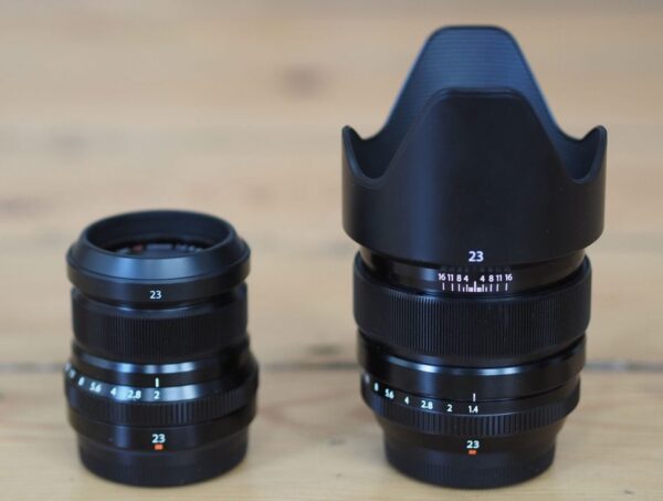 Thân ống kính Fujifilm XF 23mm f/2 R WR được làm kín tại nhiều điểm để chống bụi và chống bắn nước
