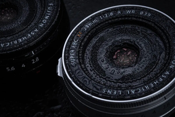 FUJIFILM XF 23mm f/2.8 R WR được thiết kế với khả năng chống bụi và chống ẩm thực sự