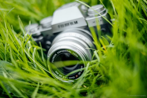Một trong những thế mạnh kỹ thuật nổi bật nhất của FUJIFILM XF 35mm f/2 R WR nằm ở hệ thống lấy nét tự động