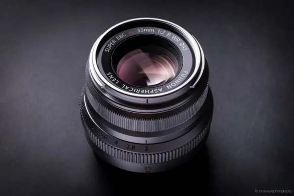 FUJIFILM XF 35mm f/2 R WR là một trong những ống kính nhỏ và nhẹ nhất trong cùng phân khúc