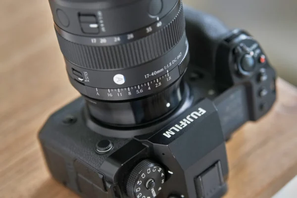 Phiên bản dành cho Fujifilm X Mount có một thiết kế nút bấm khác biệt so với các phiên bản ngàm khác