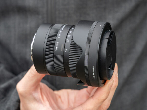 Khẩu độ f/2.8 không đổi trên toàn dải tiêu cự 18-50mm là yếu tố tạo nên giá trị cốt lõi của ống kính