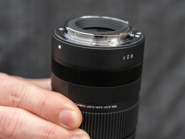 Như nhiều ống kính được thiết kế cho mirrorless, Sigma 18-50mm f/2.8 DC DN dựa một phần vào hệ thống bù méo trong máy ảnh để hiệu chỉnh méo hình và tối góc