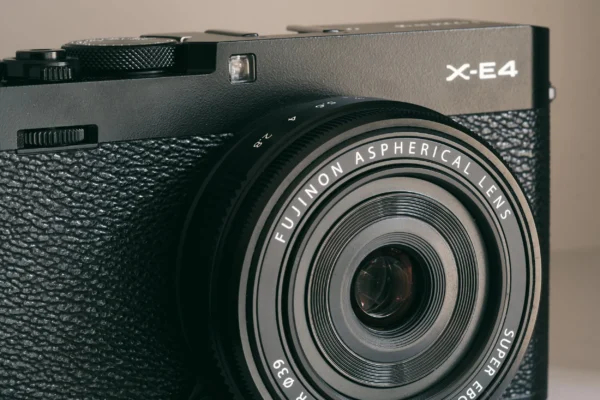 FUJIFILM XF 27mm f/2.8 R WR: Ống kính pancake một tiêu cự gọn nhẹ cho hệ máy X-mount