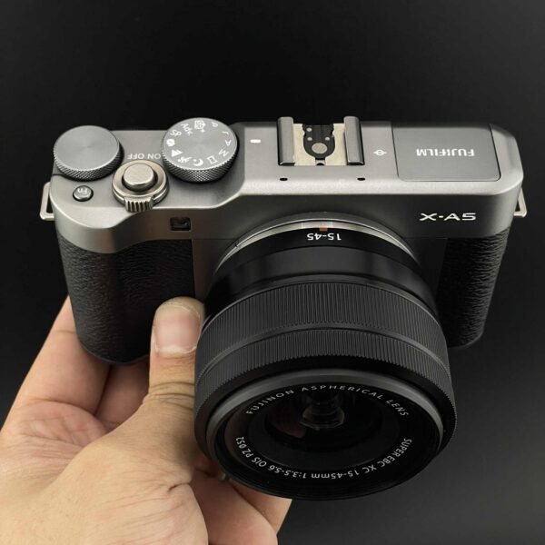 Một trong những lý do khiến máy ảnh Fujifilm X-A5 cũ, đã qua sử dụng, 2nd vẫn được săn đón trên thị trường second-hand chính là vẻ ngoài retro