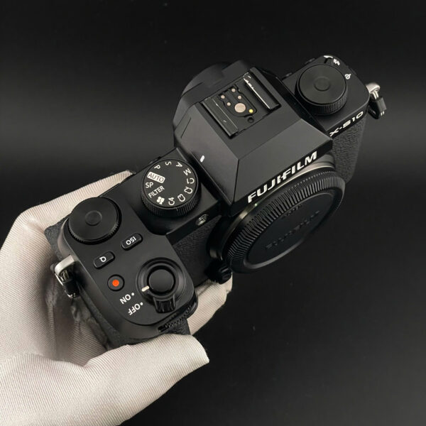 Fujifilm -S10 sử dụng màn hình LCD cảm ứng 3 inch dạng vari-angle có thể xoay lật toàn diện