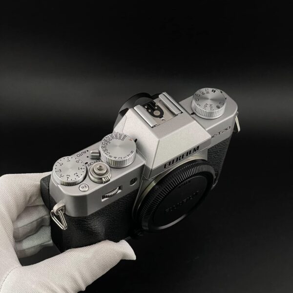 vì vậy khi tìm mua Fujifilm X-T20 cũ, bạn nên cân nhắc môi trường sử dụng và bổ sung thêm phụ kiện bảo vệ nếu thường xuyên chụp ngoài trời trong điều kiện ẩm ướt.
