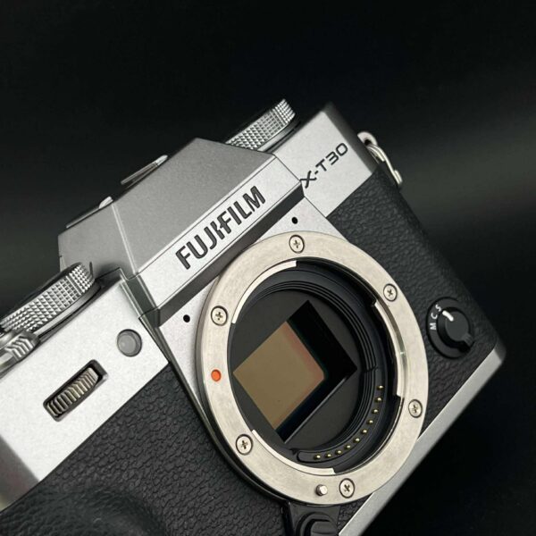 rên mặt trên của Fujifilm XT30, người dùng sẽ thấy bộ dial tốc độ màn trập